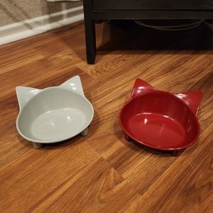 Cat food bowl (sold separately)